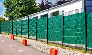 Jak zrobić ogrodzenie na pochyłym terenie bez błędów i kosztów