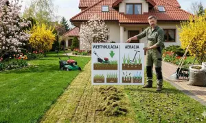 Ogrodnik prezentuje tablicę z opisem wertykulacji i aeracji trawnika. Widać efekty zabiegów, narzędzia i worki z ziemią.