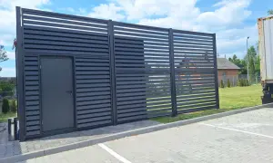 Nowoczesne rodzaje ogrodzeń: panelowe, ażurowe, z drzwiami. Eleganckie i funkcjonalne, idealne do każdej posesji.