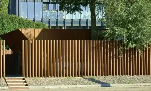 Ogrodzenie 120 czy 150 cm: które lepiej chroni prywatność i budżet?