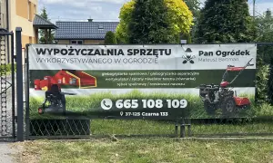 Baner "Pan Ogródek" informuje, ile kosztuje baner reklamowy na płocie, oferując wynajem sprzętu ogrodniczego.