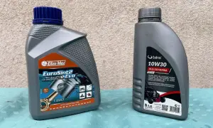 Dwa oleje do silników: Oleo-Mac EuroSint2 2T (do mieszanki) i Cedrus 10W30 (czterosuwowy). Jaki olej do kosiarki? Wybór zależy od typu silnika.