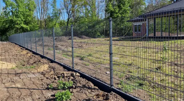 Czy sąsiad może postawić płot w granicy? Poznaj ważne przepisy