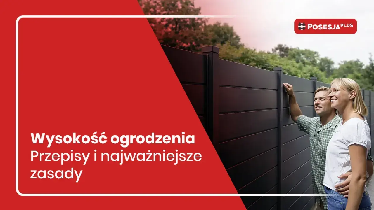 Para ogląda nowoczesne, ciemne ogrodzenie.