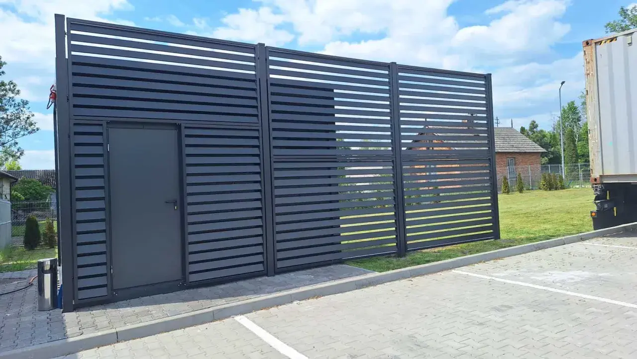 Nowoczesne rodzaje ogrodzeń: panelowe, ażurowe, z drzwiami. Eleganckie i funkcjonalne, idealne do każdej posesji.