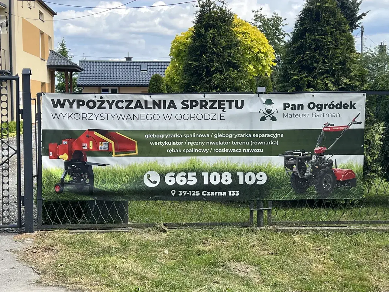 Baner "Pan Ogródek" informuje, ile kosztuje baner reklamowy na płocie, oferując wynajem sprzętu ogrodniczego.