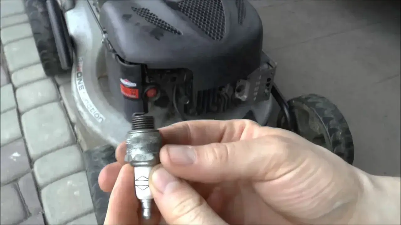 Zdjęcie Jaką świecę do kosiarki Briggs &amp; Stratton wybrać, aby uniknąć problemów?