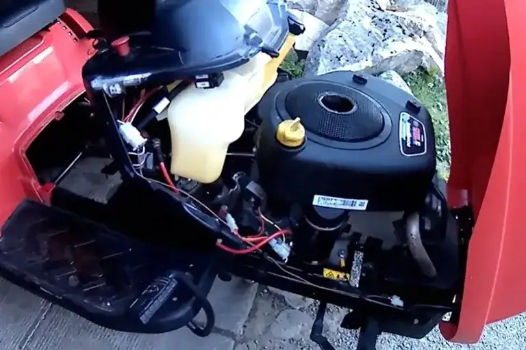 Zdjęcie Jak wymienić pasek napędu w kosiarce Husqvarna - uniknij problemów z napędem