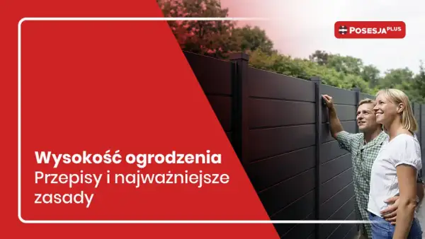 Para ogląda nowoczesne, ciemne ogrodzenie.
