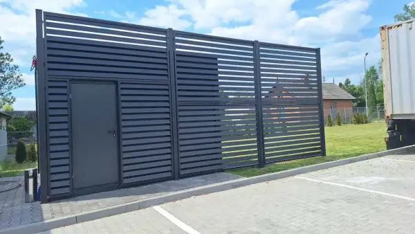 Nowoczesne rodzaje ogrodzeń: panelowe, ażurowe, z drzwiami. Eleganckie i funkcjonalne, idealne do każdej posesji.