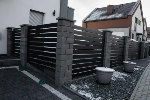 Jak wysoki może być płot? Poznaj przepisy i uniknij problemów